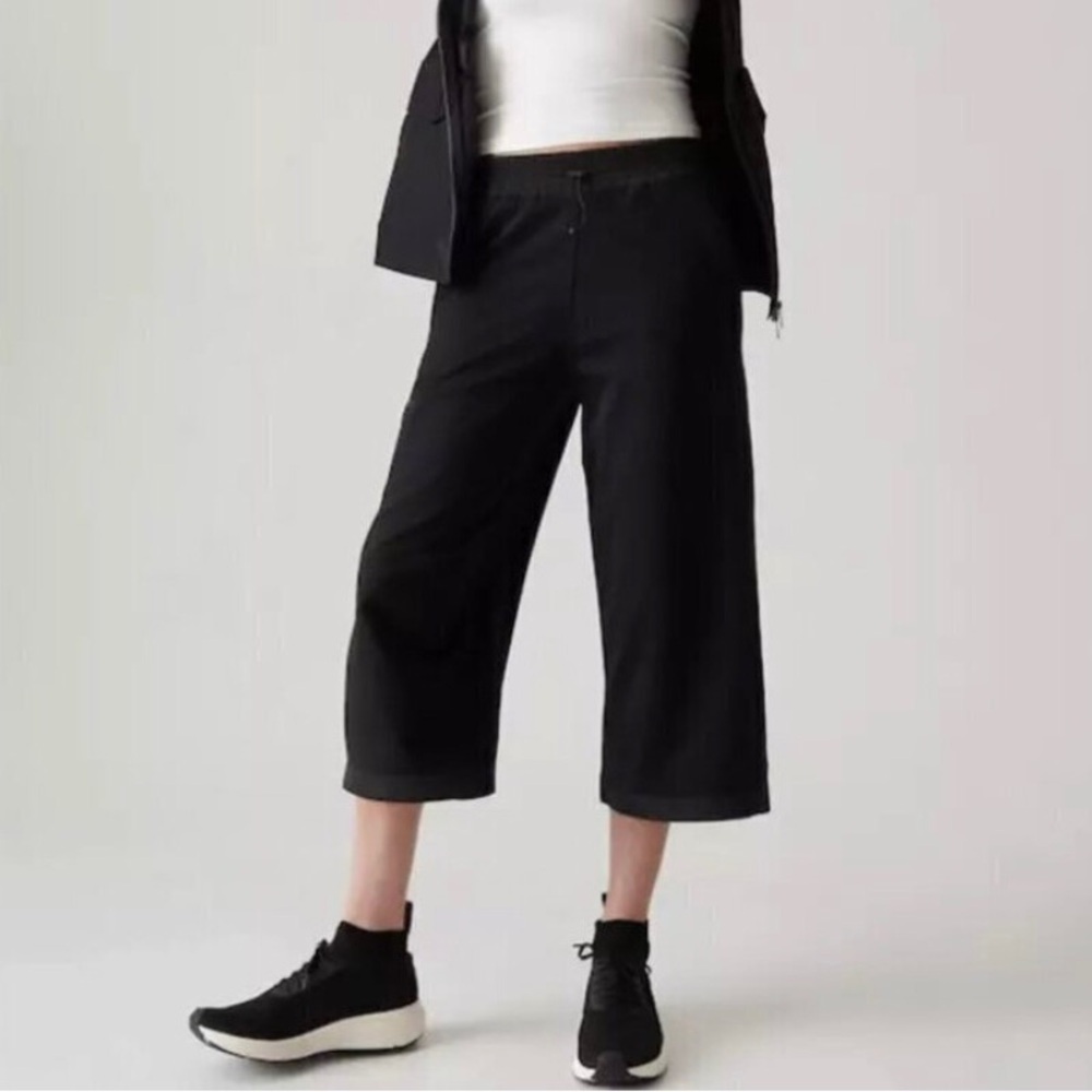 Athleta triumph hybrid wide leg crop black pant SZ XL.  D17
